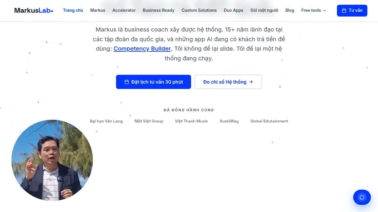 Khung hình từ video riêng: trang web của khách, có Markus nói ở góc dưới